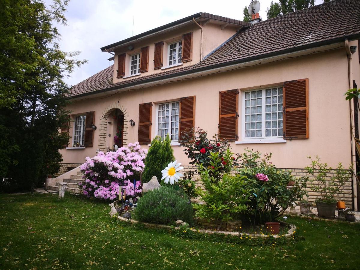 مبيت وإفطار Secondigny Au Jardin Fleuri المظهر الخارجي الصورة